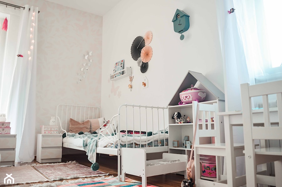 Jasny pastelowy pokój dziewczynki - zdjęcie od wkawiarence.pl