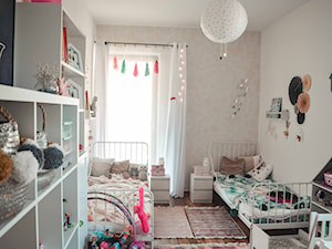 Pokój dla dwóch dziewczynek  - styl skandynawski - jasny pokój dla 2 dzieci