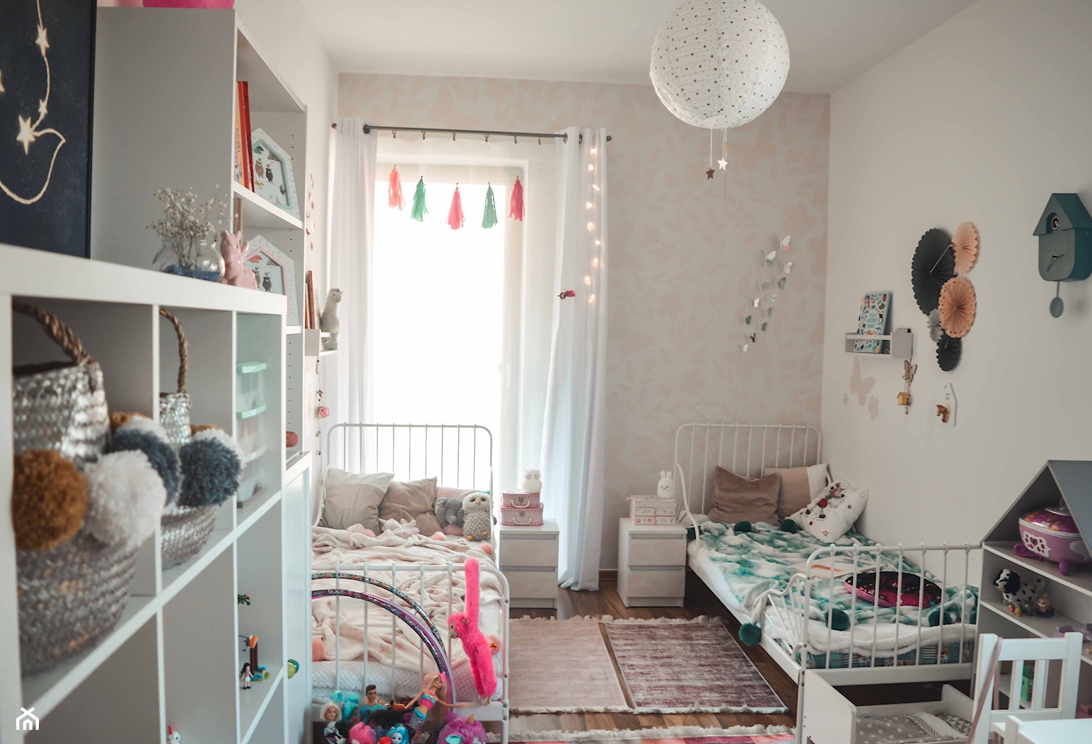 Przytulny, funkcjonalny i jasny pokój dla dwójki dzieci - zdjęcie od wkawiarence.pl - Homebook