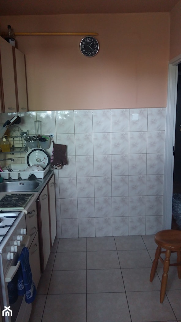 Generalny remont 50m mieszkania w bloku - Mała zamknięta z kamiennym blatem biała pomarańczowa z zabudowaną lodówką z podblatowym zlewozmywakiem kuchnia jednorzędowa - zdjęcie od Kamil i Malwina - Homebook