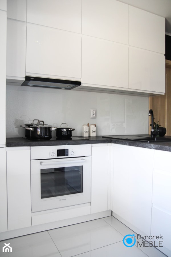 Biała kuchnia w lakierze - Kuchnia, styl nowoczesny - zdjęcie od Dynarek MEBLE