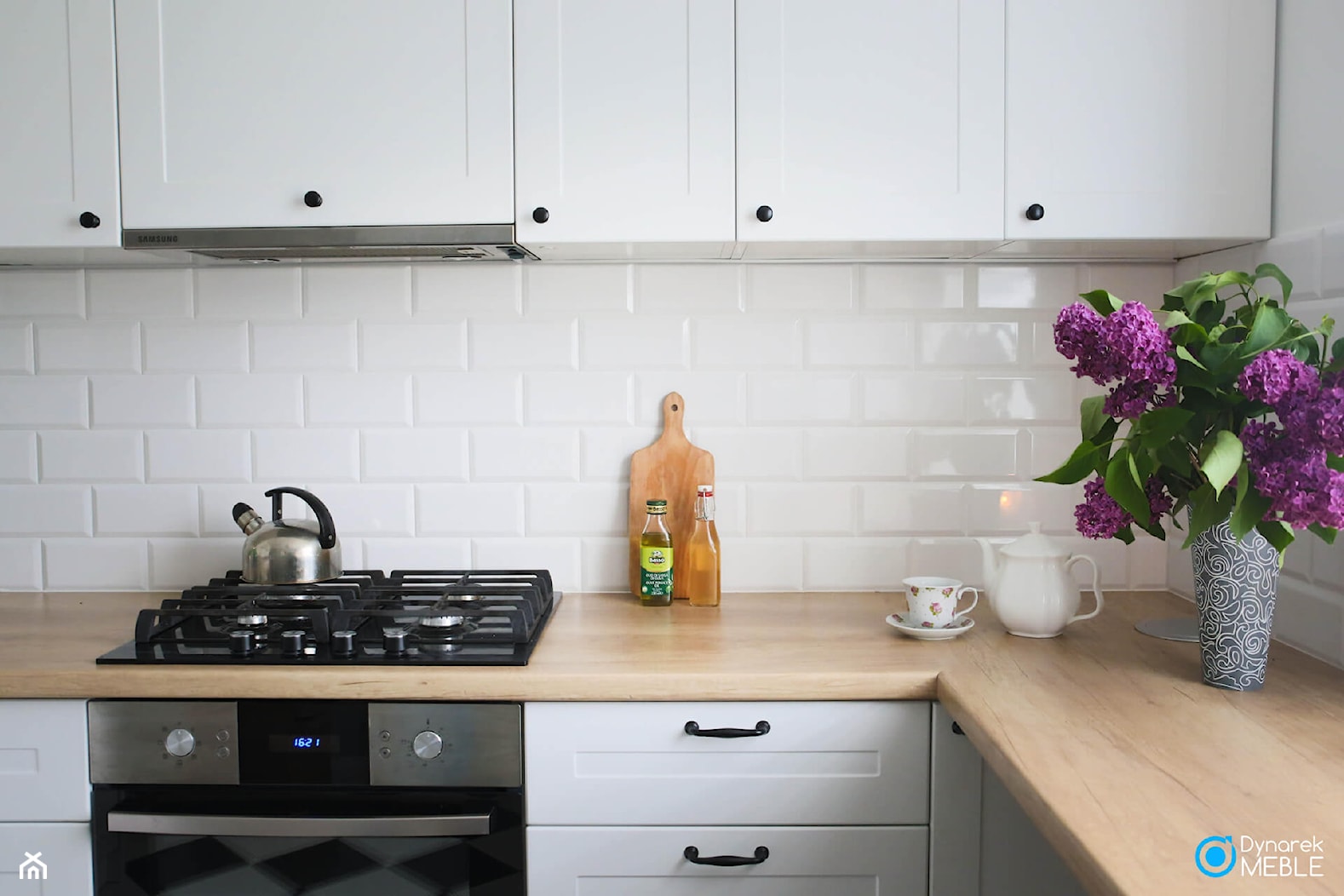 Kuchnia w stylu skandynawskim - Mała zamknięta biała z zabudowaną lodówką kuchnia w kształcie litery l, styl skandynawski - zdjęcie od Dynarek MEBLE - Homebook