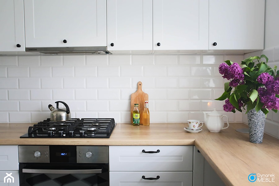 Kuchnia w stylu skandynawskim - Mała zamknięta biała z zabudowaną lodówką kuchnia w kształcie litery l, styl skandynawski - zdjęcie od Dynarek MEBLE