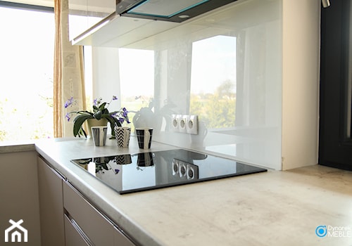 Kuchnia w kolorze ciepłego beżu - Mała zamknięta z kamiennym blatem biała z zabudowaną lodówką kuchnia w kształcie litery l z oknem, styl nowoczesny - zdjęcie od Dynarek MEBLE