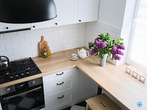 Kuchnia w stylu skandynawskim - Mała zamknięta biała z zabudowaną lodówką kuchnia w kształcie litery l z oknem, styl skandynawski - zdjęcie od Dynarek MEBLE