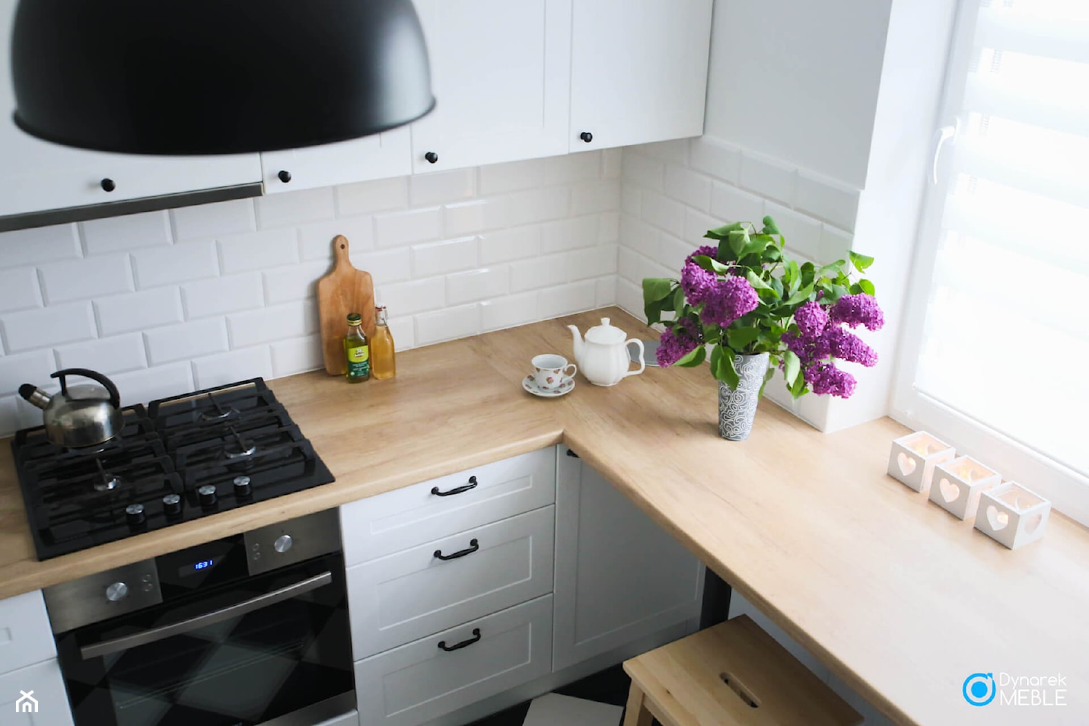 Kuchnia w stylu skandynawskim - Mała zamknięta biała z zabudowaną lodówką kuchnia w kształcie litery ... - zdjęcie od Dynarek MEBLE - Homebook