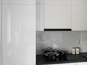 Biała kuchnia w lakierze - Mała otwarta z kamiennym blatem szara z zabudowaną lodówką z nablatowym zlewozmywakiem kuchnia jednorzędowa, styl nowoczesny - zdjęcie od Dynarek MEBLE