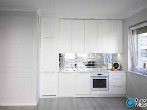 Mała biała kuchnia z lustrzanymi płytkami - Kuchnia, styl glamour - zdjęcie od Dynarek MEBLE