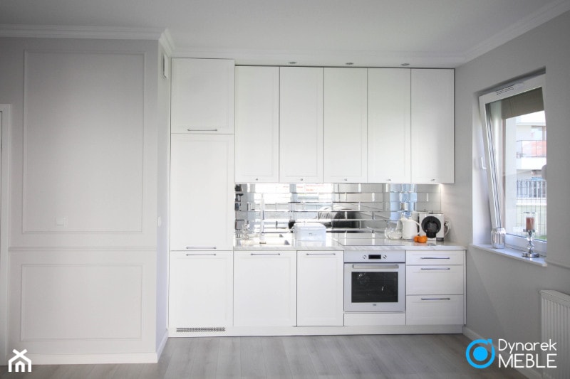 Mała biała kuchnia z lustrzanymi płytkami - Kuchnia, styl glamour - zdjęcie od Dynarek MEBLE - Homebook
