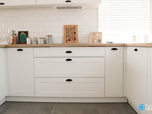 Biała kuchnia w stylu skandynawskim - Mała zamknięta biała z zabudowaną lodówką kuchnia w kształcie litery u z oknem, styl nowoczesny - zdjęcie od Dynarek MEBLE