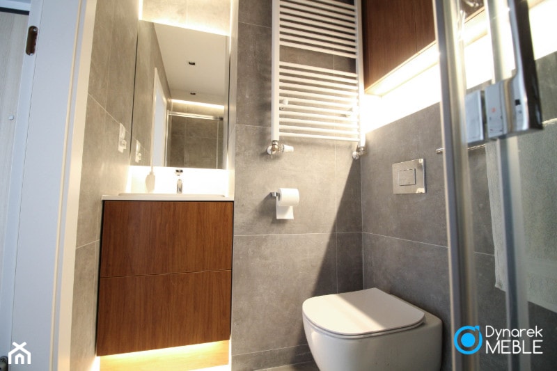 Zabudowa meblowa do łazienki z oświetleniem LED - Mała bez okna łazienka, styl nowoczesny - zdjęcie od Dynarek MEBLE