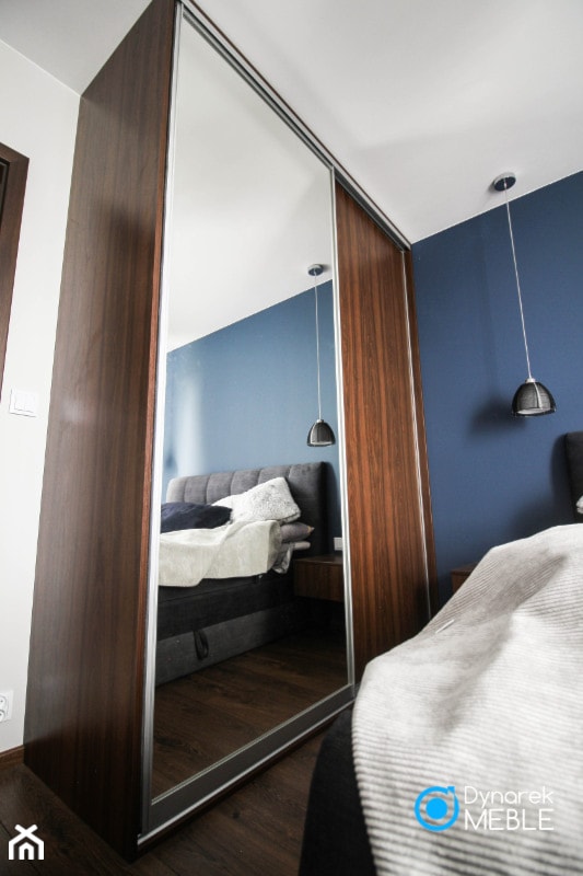 Granatowa sypialnia z meblami w kolorze drewna - zdjęcie od Dynarek MEBLE - Homebook