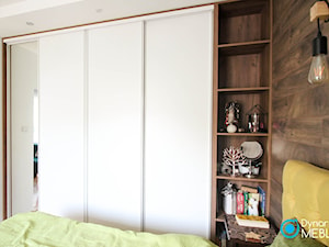 Szafa z regałem - Mała biała sypialnia, styl nowoczesny - zdjęcie od Dynarek MEBLE
