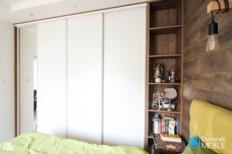 Szafa z regałem - Mała biała sypialnia, styl nowoczesny - zdjęcie od Dynarek MEBLE