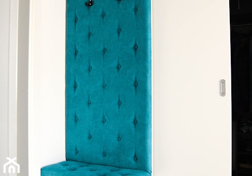 Tapicerowane siedzisko - Mały z wieszakiem biały hol / przedpokój, styl nowoczesny - zdjęcie od Dynarek MEBLE