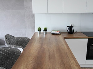 Nowoczesna biała kuchnia z wbudowanym stołem - Kuchnia, styl nowoczesny - zdjęcie od Dynarek MEBLE