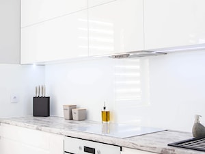 Kuchnia mono kolorystyczna - Mała zamknięta z kamiennym blatem biała z zabudowaną lodówką kuchnia jednorzędowa, styl minimalistyczny - zdjęcie od Dynarek MEBLE