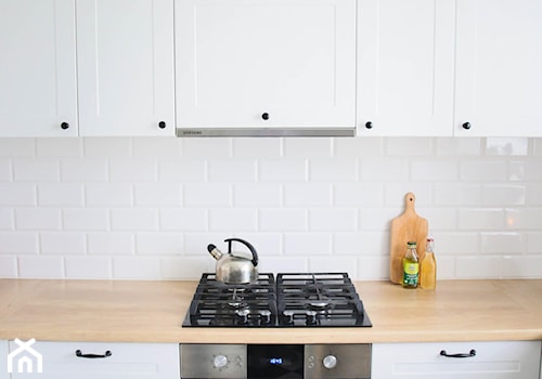 Kuchnia w stylu skandynawskim - Mała zamknięta biała z zabudowaną lodówką kuchnia jednorzędowa, styl skandynawski - zdjęcie od Dynarek MEBLE