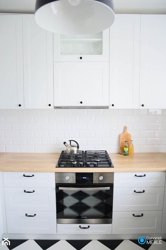 Kuchnia w stylu skandynawskim - Mała zamknięta biała z zabudowaną lodówką kuchnia jednorzędowa, styl skandynawski - zdjęcie od Dynarek MEBLE - Homebook