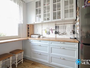 Przytulna szara kuchnia z drewnianym blatem - Średnia biała z lodówką wolnostojącą kuchnia w kształcie litery u z oknem, styl tradycyjny - zdjęcie od Dynarek MEBLE