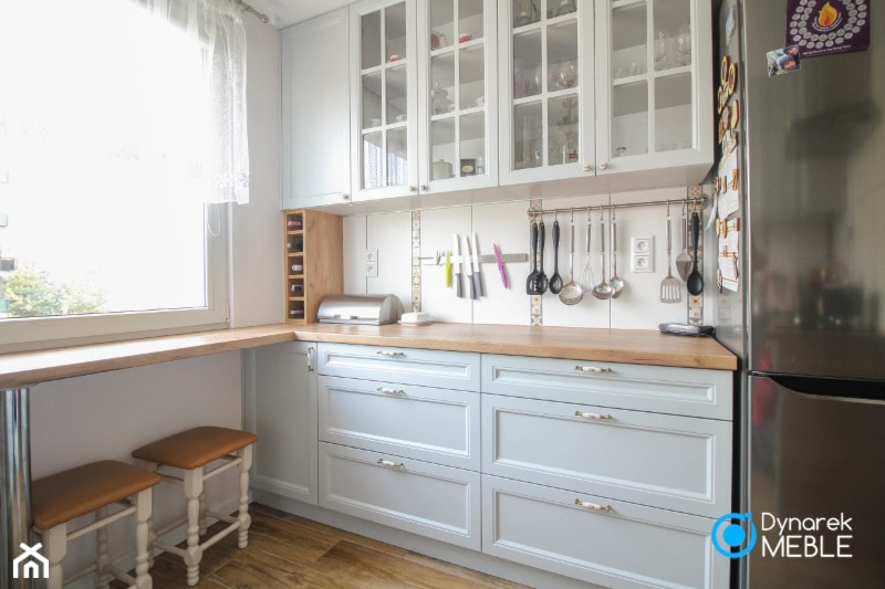 Przytulna szara kuchnia z drewnianym blatem - Średnia biała z lodówką wolnostojącą kuchnia w kształcie litery u z oknem, styl tradycyjny - zdjęcie od Dynarek MEBLE - Homebook