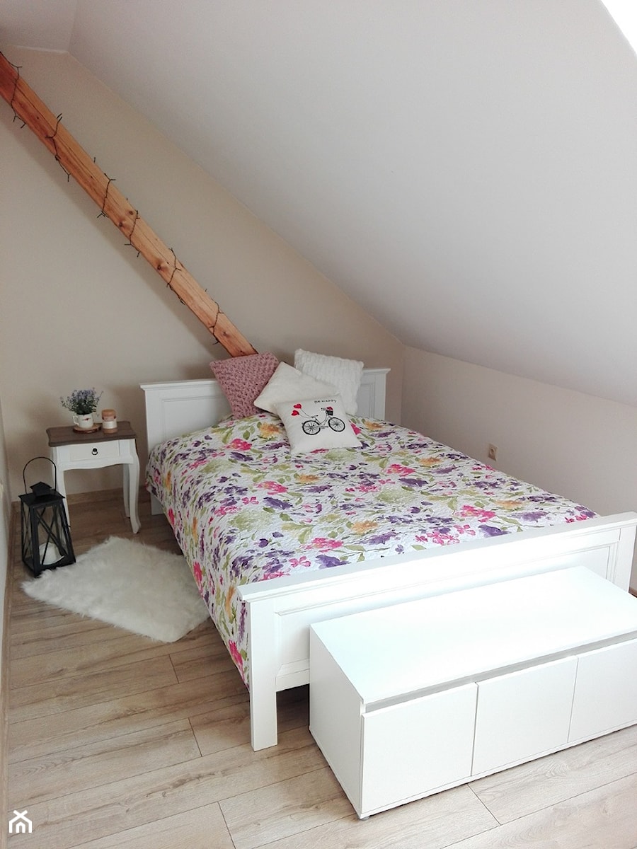 #metamorfozapoddasza - Mała beżowa biała sypialnia na poddaszu - zdjęcie od agnes_1235