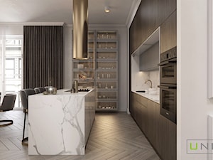 mieszkanie w Kamienicy - Średnia otwarta biała szara z zabudowaną lodówką z nablatowym zlewozmywakiem kuchnia dwurzędowa z oknem z marmurem nad blatem kuchennym, styl glamour - zdjęcie od UNIQUE INTERIOR DESIGN
