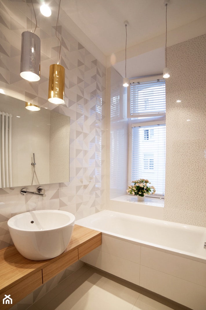Jasna ciepła łazienka - Mała na poddaszu łazienka z oknem, styl skandynawski - zdjęcie od Areta Keller