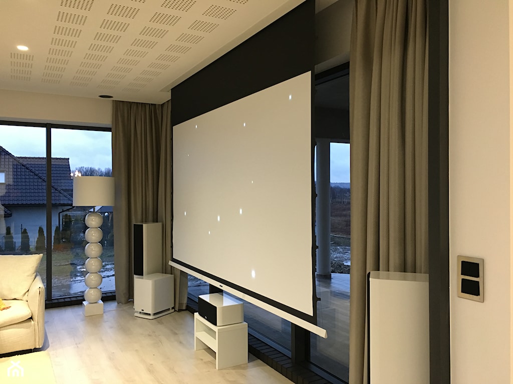 salon z ekranem projekcyjnym