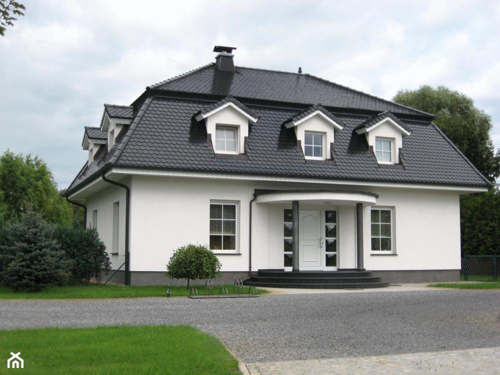 biała elewacja, czarny dach, dom jednopiętrowy z kolumnami