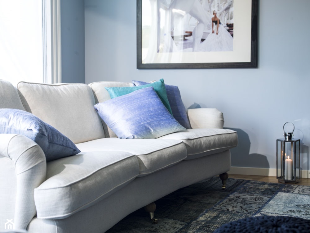 biała sofa, niebieskie ściany