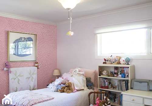 Pokój dziecka - Średni biały różowy pokój dziecka dla nastolatka dla dziewczynki, styl tradycyjny - zdjęcie od Caparol Polska Sp. z o.o.