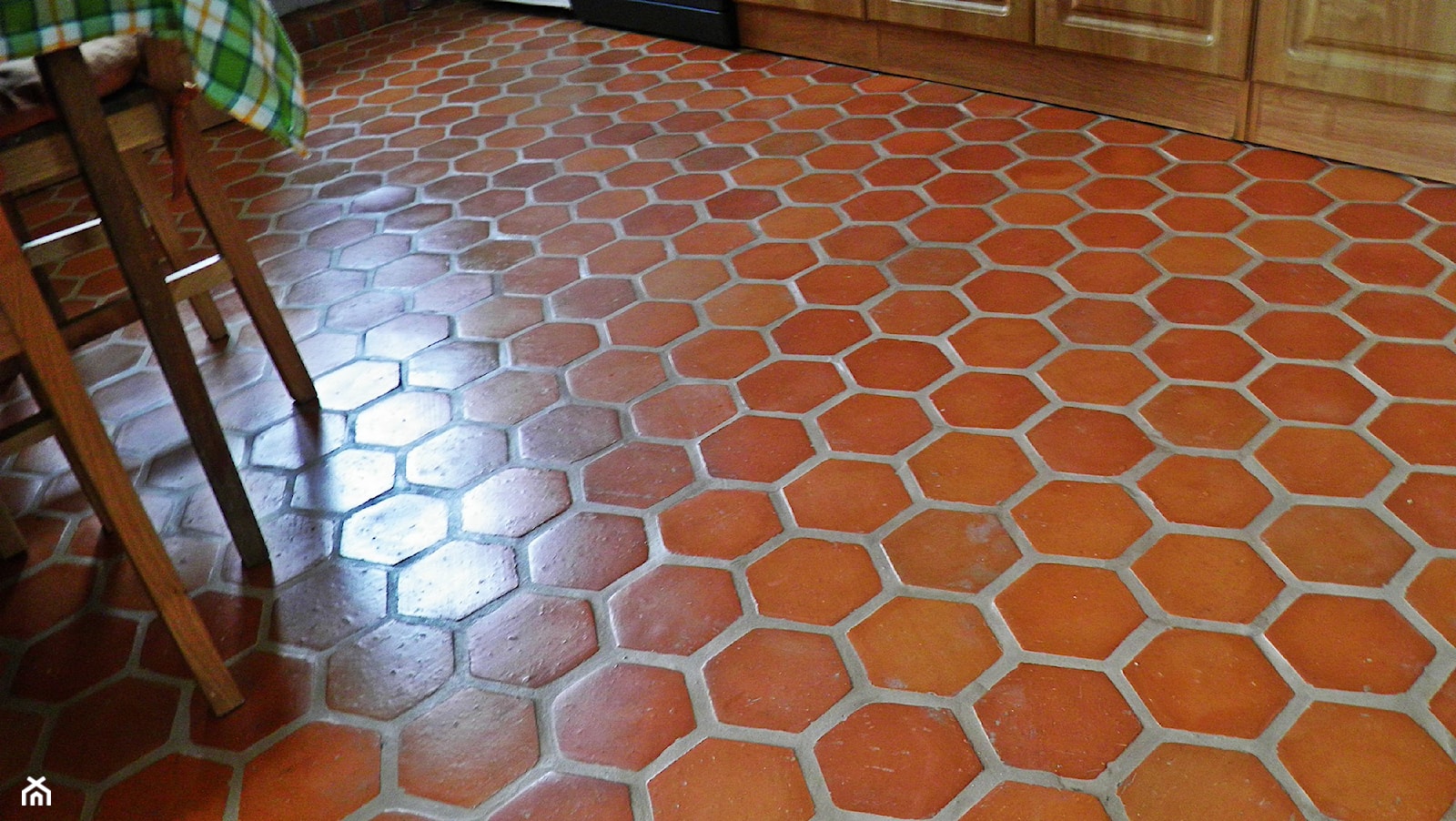 Podłoga z heksagonalnych płytek PLASTER MIODU - zdjęcie od ceglane wnetrze - Homebook