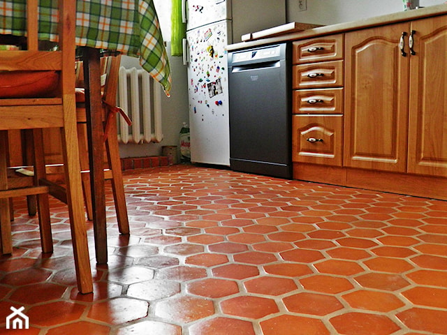 Stylowa ceglana podłoga w kuchni wykonana z płytek ceglanych