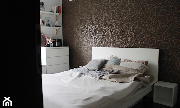 sypialnia z brązową ścianą nad łóżkiem