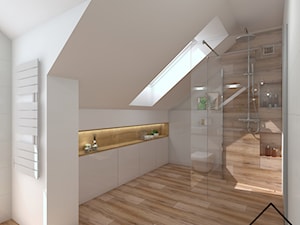 Łazienka w bieli i drewnie - Średnia na poddaszu z punktowym oświetleniem łazienka z oknem, styl nowoczesny - zdjęcie od KRU design