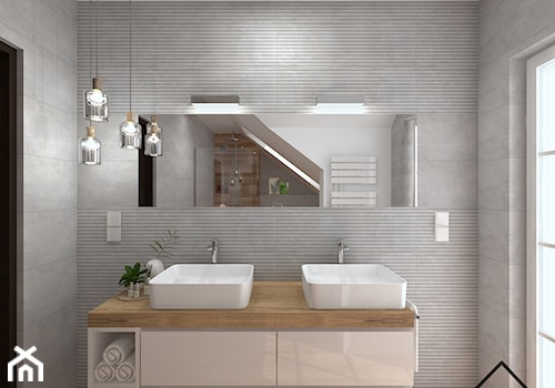 Nowoczesna łazienka w szarości i drewnie - Duża na poddaszu z lustrem z dwoma umywalkami z punktowym oświetleniem łazienka z oknem, styl nowoczesny - zdjęcie od KRU design