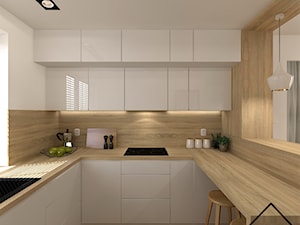 Kuchnia w bieli i drewnie - Średnia otwarta biała z zabudowaną lodówką z nablatowym zlewozmywakiem kuchnia w kształcie litery u z oknem, styl nowoczesny - zdjęcie od KRU design