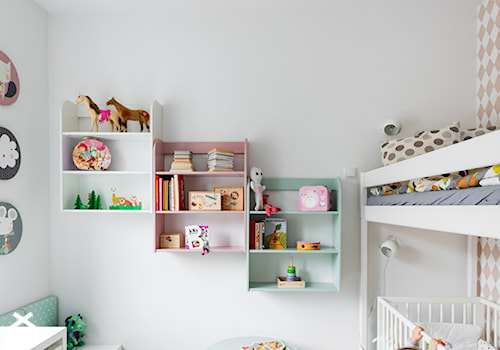 Pokój Zuzi i Róży - Średni biały szary pokój dziecka dla niemowlaka dla dziecka dla chłopca dla dziewczynki dla rodzeństwa, styl skandynawski - zdjęcie od A+A Kids