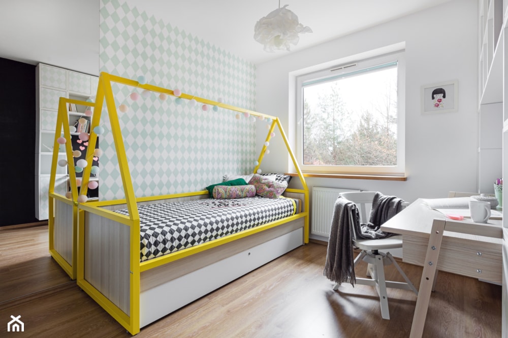 łóżko domek, żółte akcenty w pokoju dziecka