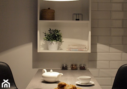 Kawalerka 26m2, Mokotów - Mała szara jadalnia jako osobne pomieszczenie, styl industrialny - zdjęcie od KUKA Concept