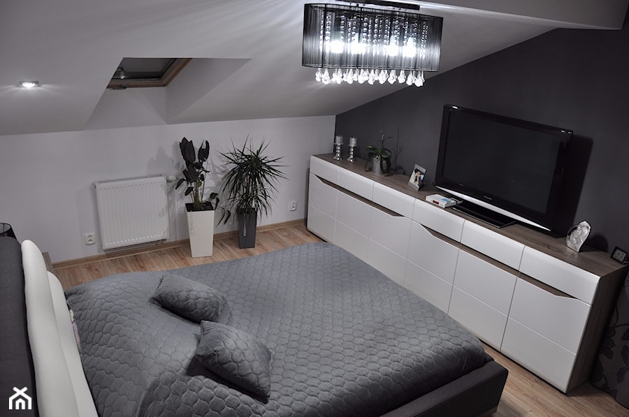 #metamorfozapoddasza - mieszkanie na poddaszu - Średnia czarna szara sypialnia na poddaszu - zdjęcie od Agnieszka_Szk