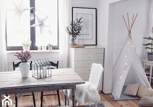 Mała biała jadalnia jako osobne pomieszczenie - zdjęcie od Marideko przytulny dom