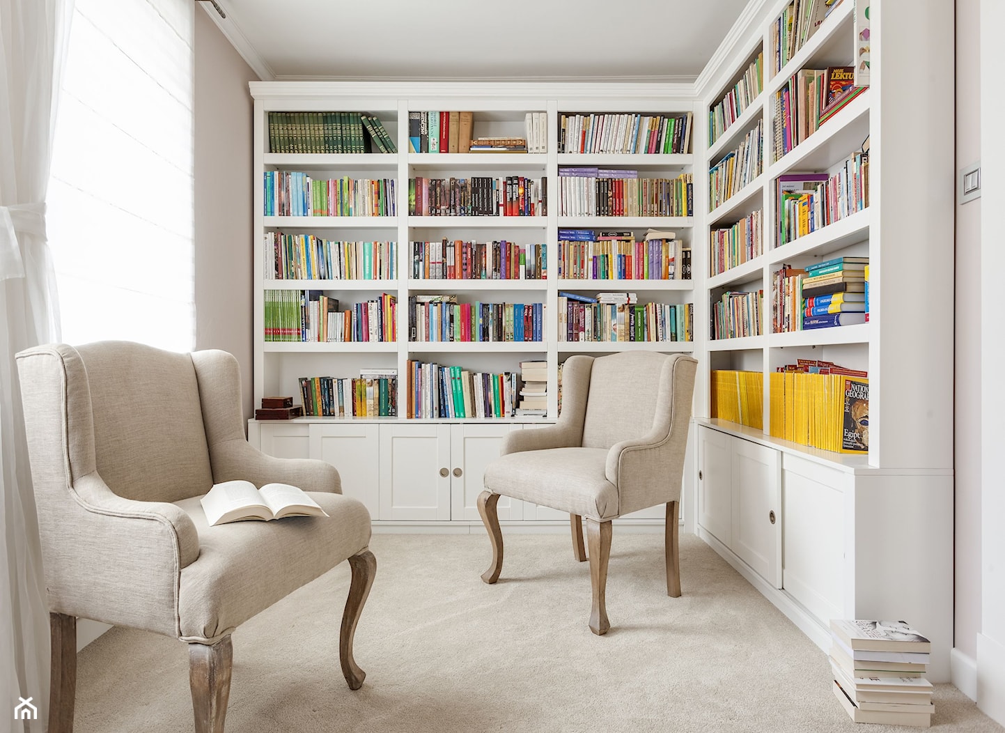 Jasny, praktyczny i komfortowy dom - Średnie białe biuro, styl tradycyjny - zdjęcie od Aleksandra Kurowska - Homebook