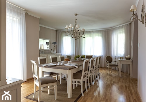 Jasny, praktyczny i komfortowy dom - Duża szara jadalnia jako osobne pomieszczenie, styl tradycyjny - zdjęcie od Aleksandra Kurowska