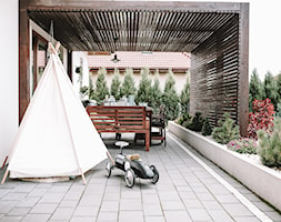 Urządzony tarasu - Średni z meblami ogrodowymi z donicami na kwiaty taras z tyłu domu - zdjęcie od MartynaG.pl - Homebook