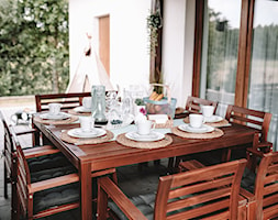 Urządzony tarasu - Średni z meblami ogrodowymi z donicami na kwiaty taras z tyłu domu - zdjęcie od MartynaG.pl - Homebook
