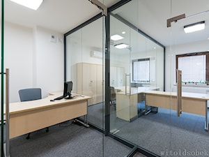 Biuro w sercu starego miasta - Duże białe biuro, styl nowoczesny - zdjęcie od Witold Sobek