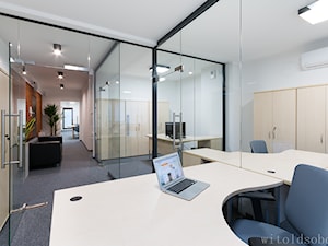 Biuro w sercu starego miasta - Średnie białe biuro, styl nowoczesny - zdjęcie od Witold Sobek