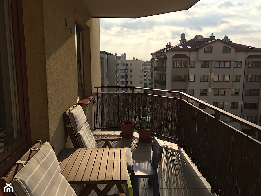 mieszkanie_ryzowa - Mały z meblami ogrodowymi taras z tyłu domu - zdjęcie od pkoziej